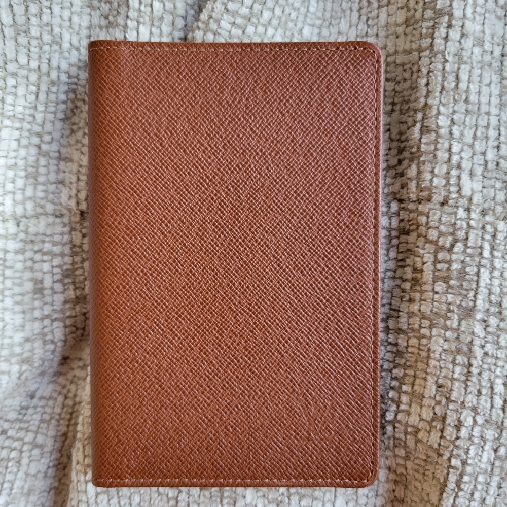 LV Louis Vuitton Taiga Leather ID Holder